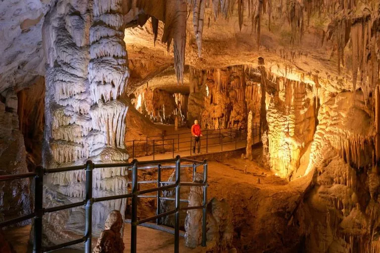 Een bezoeker in de grot van Postojna