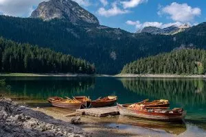 Båtar på den svarta sjön Durmitor