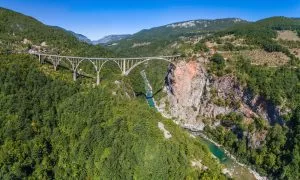 Ponte sul fiume Tara scalato