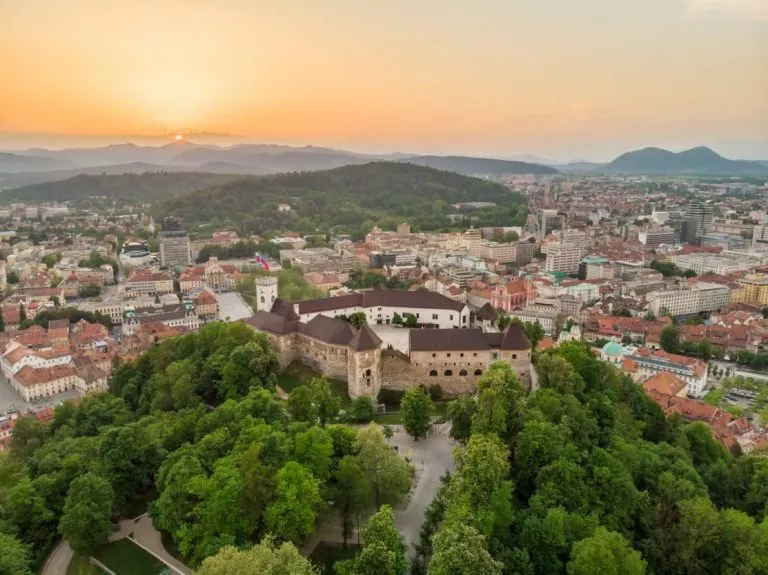 Ljubljana-linna-ja-auringonlasku-1-mittakaavassa-2