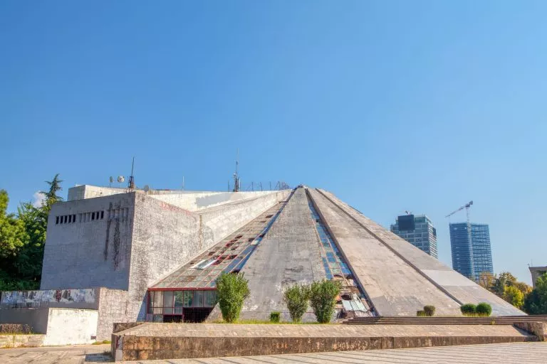 Tirana-Pyramide-architectuur-schaal-2
