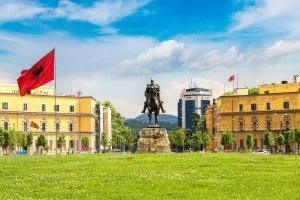Tirana Skandebergin muistomerkki