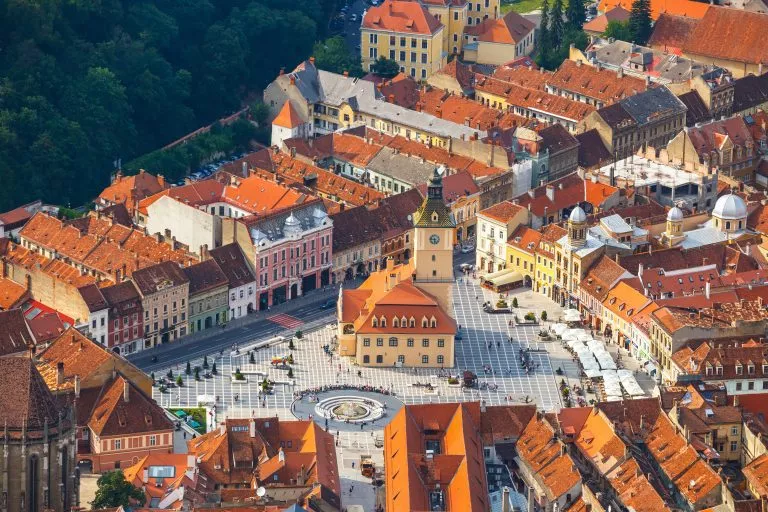 Luchtfoto van de oude binnenstad, Brasov, Transsylvanië, Roemenië