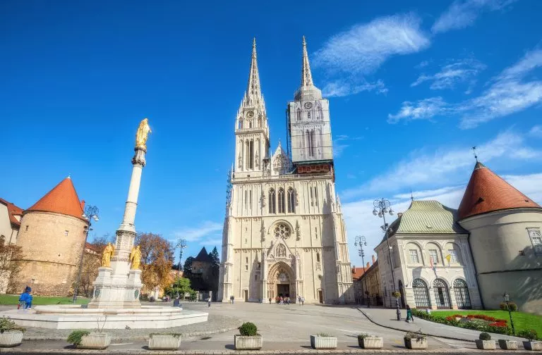 Katedralen og Jomfru Maria-monumentet i Zagreb. Kroatia