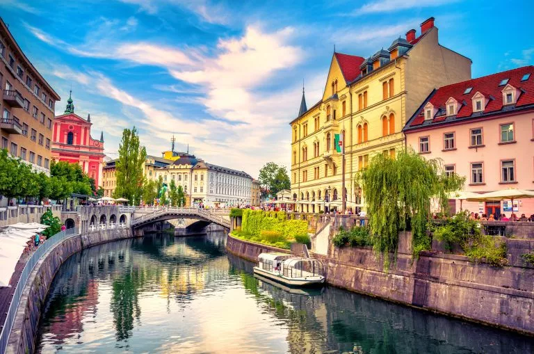 Utsikt over bybildet ved elvekanalen Ljubljanica i gamlebyen i Ljubljana. Ljubljana er Slovenias hovedstad og et kjent europeisk turistmål.
