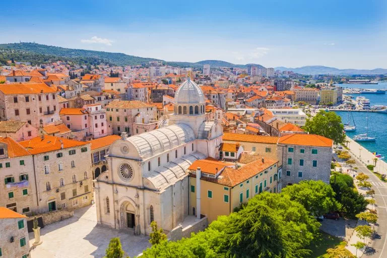 Kroatia, byen Sibenik, panoramautsikt over gamlebyen og St. James-katedralen, det viktigste arkitektoniske monumentet fra renessansetiden i Kroatia, UNESCOs verdensarvliste.