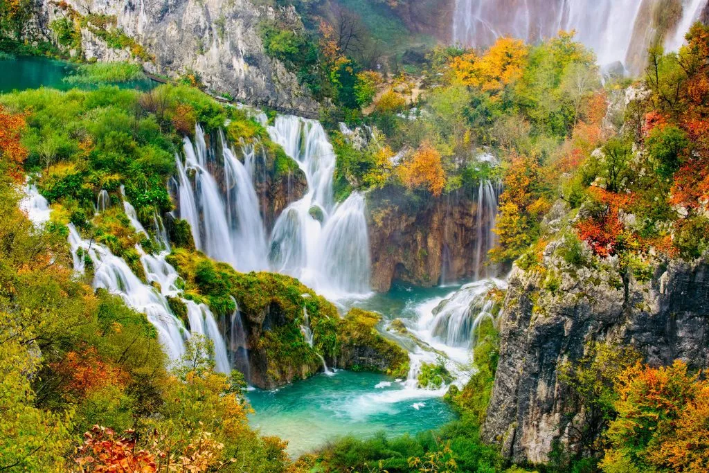 Gedetailleerd uitzicht op de prachtige watervallen in de zon in Nationaal Park Plitvice, Kroatië
