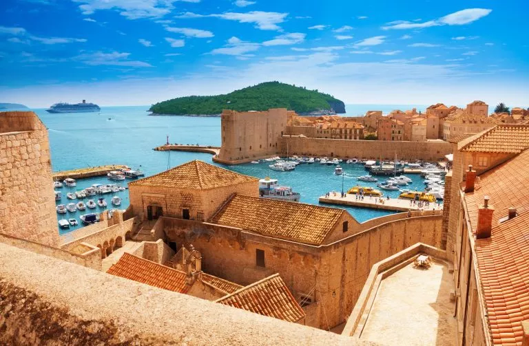 Hafen von Dubrovnik von den Mauern aus