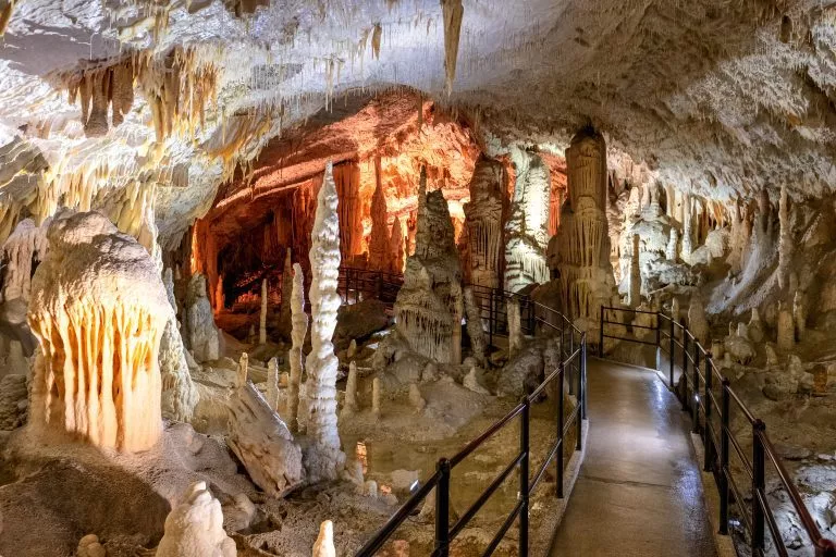 Postojna grotten het langste grottenstelsel in europa is te vinden in slovenië jama